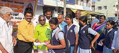 பிளஸ் 2 தேர்வு: ராணிப்பேட்டை மாவட்டத்தில் மாணவ, மாணவிகளுக்கு பூஜிக்கப்பட்ட எழுது பொருள்கள் வழங்கி வாழ்த்து!