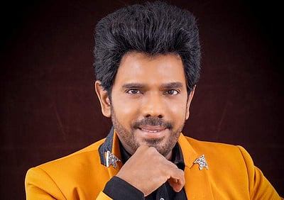 மாஸ் லுக்கில் லெஜண்ட் சரவணன்! வைரல் புகைப்படங்கள்