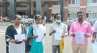 சாதி காரணமாக மின் இணைப்பு கிடைக்கவில்லை:  ஆட்சியரிடம் மாணவிகள் புகார்