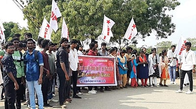 தூத்துக்குடியில் கல்லூரி மாணவர்கள் வகுப்புகளைப் புறக்கணித்து போராட்டம்