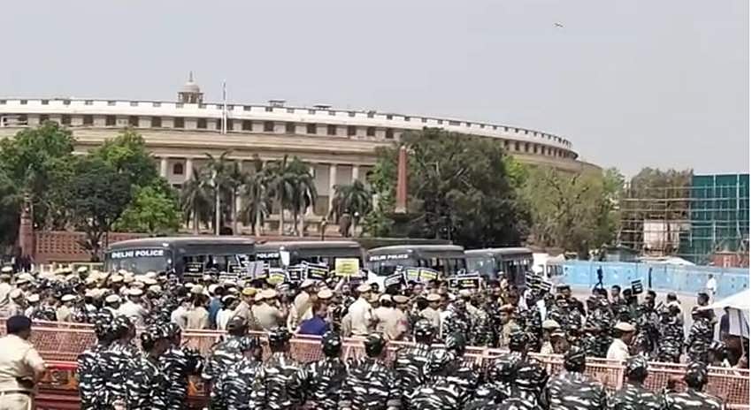 காவல்துறையால் தடுத்து நிறுத்தம்: கைவிடப்பட்ட எதிர்க்கட்சிகளின் பேரணி