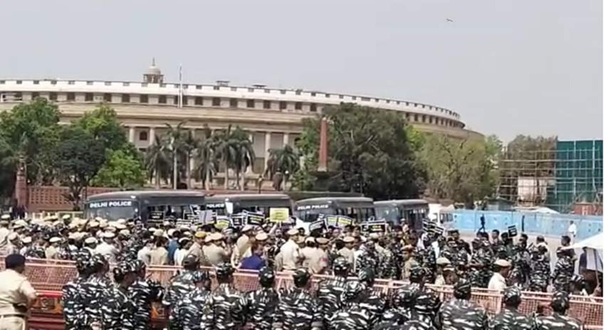 காவல்துறையால் தடுத்து நிறுத்தம்: கைவிடப்பட்ட எதிர்க்கட்சிகளின் பேரணி