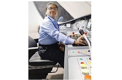 வந்தே பாரத் ரயிலை இயக்கிய முதல் பெண் ரயில் ஓட்டுநா்