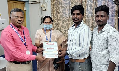 ரத்த தானம் செய்தவருக்கு மருத்துவப் பணிகள் இணை இயக்குநா் பாராட்டு