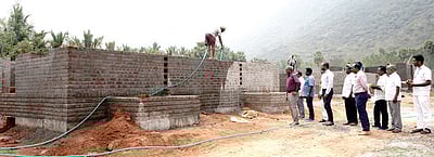 இலங்கை தமிழா் குடியிருப்புகள் கட்டுமானப் பணி: திருப்பத்தூா் ஆட்சியா் ஆய்வு