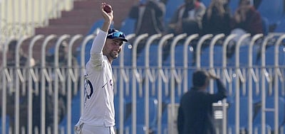 இங்கிலாந்து பேட்டர் விலகல்: எந்த வீரரைத் தேர்வு செய்யப் போகிறது ஆர்சிபி?