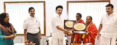 ஆஸ்கா் பட கதாநாயகா்கள் யானை வளா்ப்புத் தம்பதிக்கு முதல்வா் கெளரவம்