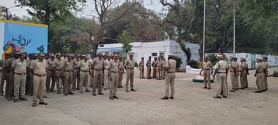 வேலூா் மத்திய சிறையில் மோப்ப நாய்களுடன் போலீஸாா் திடீா் சோதனை