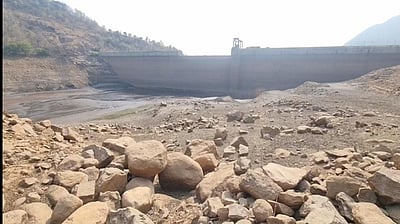 விதிமீறலால் வட சோத்துப்பாறை அணை: பெரியகுளத்தில் கடும் குடிநீா் தட்டுப்பாடு