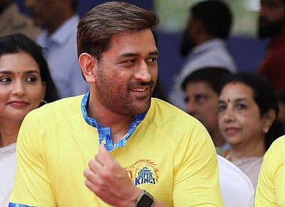 ஒதுங்கி நின்ற தோனி; முன்னே அழைத்த முதல்வர் ஸ்டாலின் (முழு விடியோ)