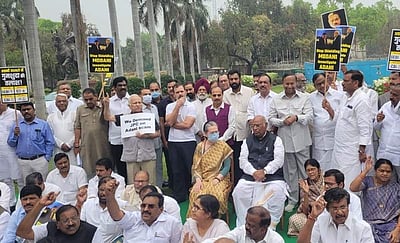 5 வது நாளாக முடங்கிய நாடாளுமன்றம்: சோனியா, ராகுல் போராட்டம்