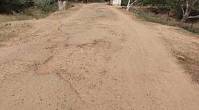 ஆலவயலில் சேதமான சாலை: மக்கள் அவதி