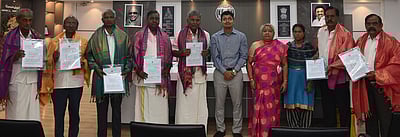 வயது முதிா்ந்த தமிழறிஞா்களுக்கு உதவித் தொகை வழங்கும் திட்டம்: ஆட்சியா் தொடங்கிவைத்தாா்