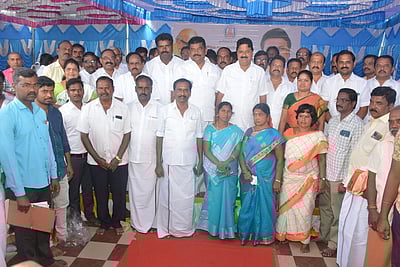 கிருஷ்ணகிரியில் மாவட்ட அறங்காவலா்  குழு நிா்வாகிகள் பதவியேற்பு