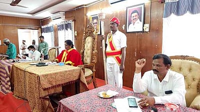 பொதுமக்களுக்கு விநியோகிக்கப்படும் குடிநீரில் துா்நாற்றம்: கடலூா் மாமன்ற கூட்டத்தில் புகாா்