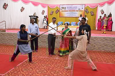 பள்ளி மாணவிகளுக்கு சிலம்பம் பயிற்சி