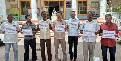 ஆம்புலன்ஸ்  ஓட்டுநா்கள் போராட்டம்