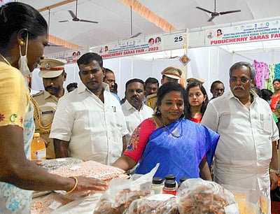 புதுச்சேரி: சுய உதவிக் குழுவினரின் உற்பத்திப் பொருள்கள் கண்காட்சி தொடக்கம்