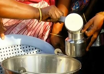 சேலத்தில் பால் உற்பத்தியாளர்கள் அதிரடி... மக்களுக்கு பால் இலவசம்!