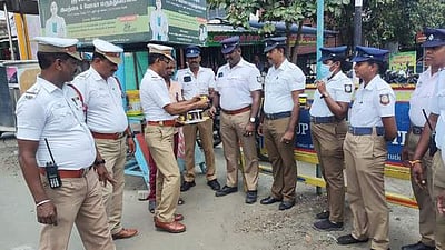 கோடை வெயிலின் தாக்கம் அதிகரிப்பு: போக்குவரத்து காவலா்களுக்கு நீா்மோா்