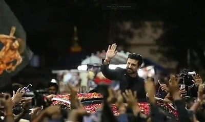 விமான நிலையத்தில் ராம் சரணுக்கு பூத்தூவி வரவேற்பு: வைரலாகும் விடியோ!