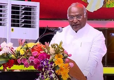 பாஜகவுக்கு எதிராக எதிா்க்கட்சிகள் ஒன்றிணைய வேண்டும்: மல்லிகாா்ஜுன காா்கே