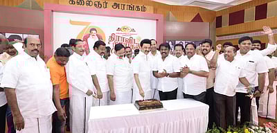 70-ஆவது பிறந்த நாள்: கேக் வெட்டி கொண்டாடினாா் முதல்வா் மு.க.ஸ்டாலின்