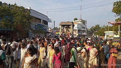 திருச்செந்தூர் மாசித் திருவிழா: சுவாமி சண்முகர் வெள்ளை சாத்தி வீதி உலா