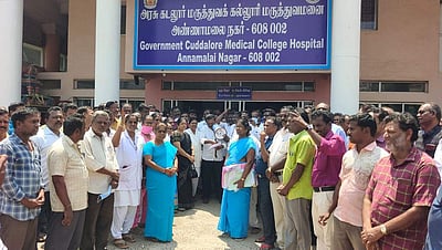 சிதம்பரம்: ஊதியம் வழங்கக் கோரி மருத்துவர்கள் போராட்டம்!