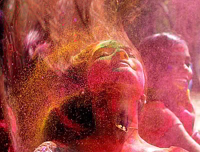 களைகட்ட தொடங்கியுள்ள ஹோலி கொண்டாட்டம் - புகைப்படங்கள்