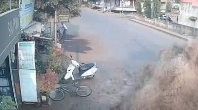 குடிநீர் குழாய் வெடித்ததால் சாலையில் விரிசல்: ஸ்கூட்டரில் சென்ற பெண் படுகாயம்!