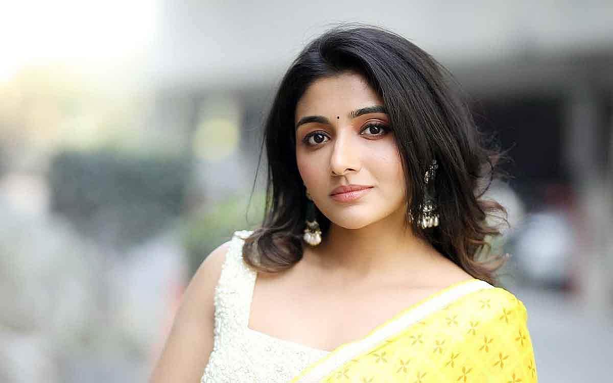 சேலையில் மிர்னா மேனன் அழகிய போட்டோஷூட்