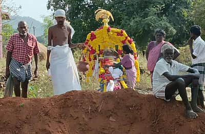 பொதுப்பாதை ஆக்கிரமிப்பு: இறந்தவர் உடலை வைத்து உறவினர்கள் போராட்டம்