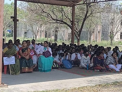 ஊதியம் வழங்கப்படாததை கண்டித்து சிதம்பரம் மருத்துவக்கல்லூரி, மருத்துவமனை ஊழியர்கள் ஆர்ப்பாட்டம்