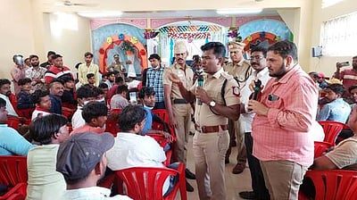 வடமாநிலத் தொழிலாளா்களுடன் திருப்பத்தூா் எஸ்.பி. கலந்துரையாடல்