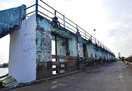 பிச்சாவரம் உப்பனாற்றில் சிதிலமடைந்த ஒழுங்கியம்!வாகன ஓட்டிகள் அச்சம்