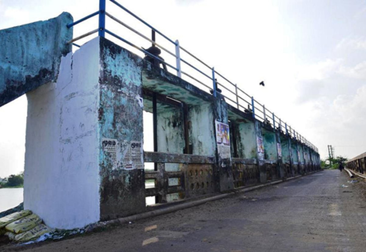 பிச்சாவரம் உப்பனாற்றில் சிதிலமடைந்த ஒழுங்கியம்!வாகன ஓட்டிகள் அச்சம்