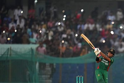 நஜ்முல் அதிரடி: டி20 போட்டியில் இங்கிலாந்தை முதல் முறையாக வீழ்த்திய வங்கதேசம்!