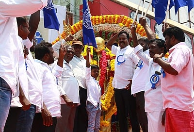 அம்பேத்கா் பிறந்த நாள்: அரசியல் கட்சியினா் மரியாதை