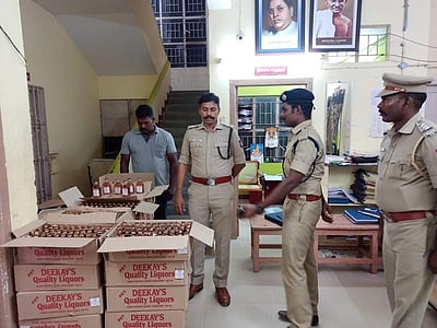 சிதம்பரம் அருகே விசிக நிர்வாகி வீட்டில் மது பாட்டில்கள் பதுக்கல்