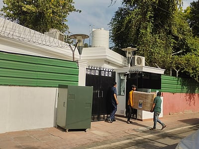 அரசு பங்களாவை காலி செய்தார் ராகுல்