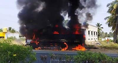 ஓமலூர் அருகே மினி லாரி தீப்பற்றி எரிந்து நாசம்!