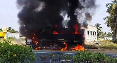 ஓமலூர் அருகே மினி லாரி தீப்பற்றி எரிந்து நாசம்!