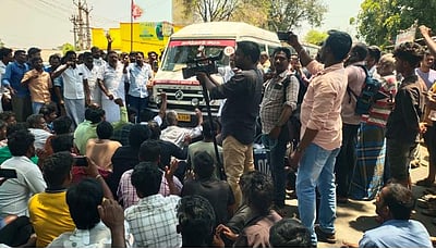 ஆம்புலன்ஸில் கொண்டு வரப்பட்ட ராணுவ வீரர் உடல்: சேலத்தில் கிராம மக்கள் சாலை மறியல்