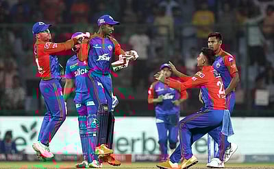 தில்லி கேபிடல்ஸ் பந்து வீச்சு தேர்வு: ஆர்சிபி அணியில் ஹசரங்கா