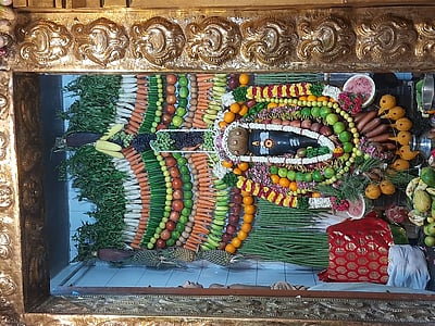 தமிழ் புத்தாண்டு பிறப்பு: கரூா் கற்பக விநாயகருக்கு 1.50டன் காய்கனி அலங்காரம்