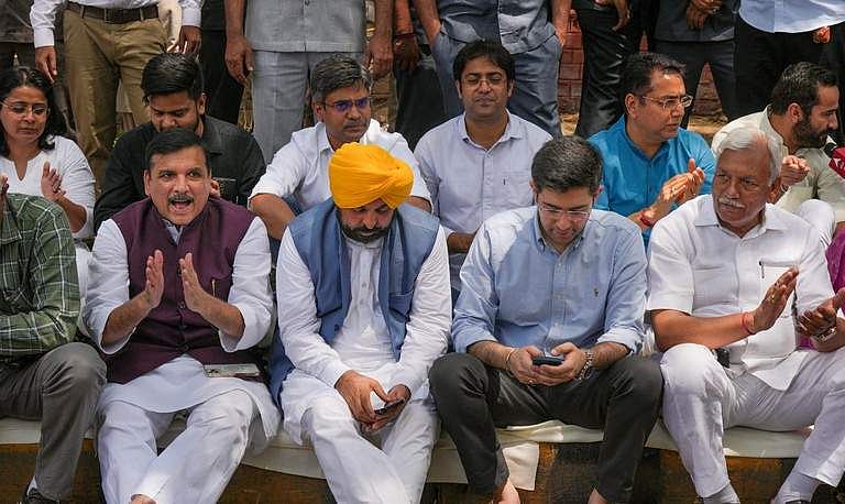 தில்லி முதல்வா் கேஜரிவாலிடம் சிபிஐ விசாரணை: ஆம் ஆத்மி கட்சியினா் போராட்டம்