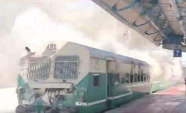 குஜராத்தில் புறநகர் ரயில் தீப்பிடித்ததால் பரபரப்பு!