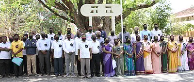 காந்தி கிராம கிராமிய பல்கலை. பேராசிரியா்கள் ஆா்ப்பாட்டம்