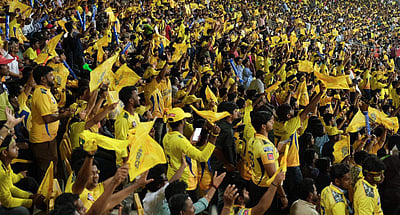 ஐபிஎல் டிக்கெட்: விடியவிடிய மழையில் காத்திருக்கும் ரசிகர்கள்